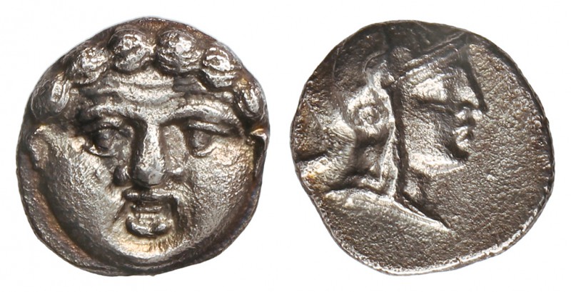 Óbolo. 350-333 a.C. SELGE. PISIDIA. Anv.: Cabeza de Gorgona de frente. Rev.: Cab...