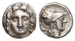 Óbolo. 350-333 a.C. SELGE. PISIDIA. Anv.: Cabeza de Gorgona de frente, con cierto parecido a Apolo o Helios. Rev.: Cabeza de Atenea con casco ateniens...