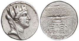 Tetradracma. 109-108 a.C. SELEUCIS. PIERIA. Anv.: Cabeza velada y torreada de Tyche a derecha. Rev.: ¶E¶EYKE¶N TH¶IEPA¶KAI AYTONOMOY, arriba y abajo d...