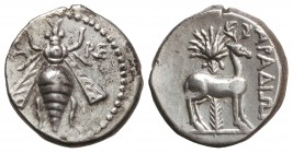 Dracma. 174-110 a.C. ARADOS. FENICIA. Anv.: PA-PE. Abeja. Rev.: APA¶I¶(N). Ciervo a derecha, detrás palmera. 4 grs. AR. Cy-3118; Se-5989. EBC-.