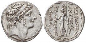 Tetradracma. 111-110 a.C. ANTÍOCO IX. AKE. PTOLEMAIS. Anv.: Cabeza barbada y diademada de Antíoco a derecha. Rev.: Atenea en pie a izquierda con lanza...
