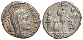 Denario. 62 a.C. AEMILIA-10. Paulus Aemilius Lepidus. Anv.: Cabeza velada y diademada de la Concordia a derecha. 3,85 grs. AR. Cal-91; FFC-126. EBC-.