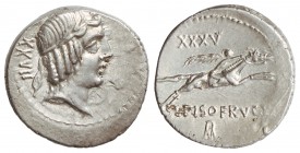 Denario. 90-89 a.C. CALPURNIA. L. Calpurnius Piso Frugi. Anv.: Cabeza laureada de Apolo a derecha, detrás XXVII. Rev.: Jinete con palma a derecha, enc...