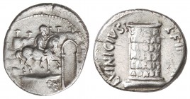 Denario. 16 a.C. VINICIA. L. Vinicius L. f. AUGUSTO. Anv.: Estatua ecuestre de Augusto sobre pedestal, delante de los muros de la ciudad. Rev.: Pilast...