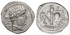 Denario. 38 a.C. DOMITIA. Cn. Domitius Calvinus. OSCA. Anv.: Cabeza descubierta de Hércules barbada a derecha, detrás OSCA. Rev.: DOM. COS. ITER. IMP....