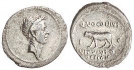 Denario. Acuñada el 40 a.C. JULIO CÉSAR. Quintus Voconius Vitulus. Anv.: Cabeza laureada de Julio César a derecha. Rev.: Ternera a izquierda encima Q....