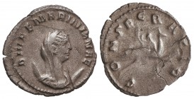 Antoniniano. Acuñada el 254 d.C. MARINIANA. Anv.: DIVAE MARINIANAE. Busto con velo a derecha, sobre media luna. Rev.: CONSECRATIO. Mariniana remontánd...
