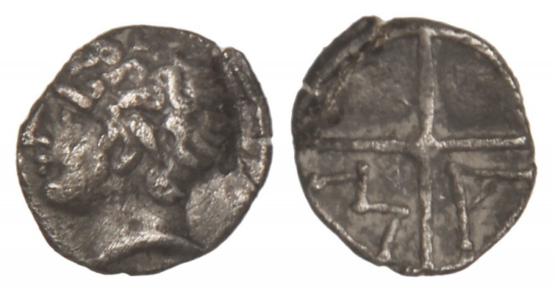 Óbolo. 350 a.C. MASSALIA. Anv.: Cabeza de Apolo a izquierda. Rev.: M. A. Rueda d...