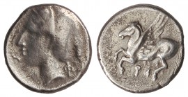 Dracma. 350-306 a.C. CORINTO. Anv.: Pegaso volando a izquierda, debajo ¶. Rev.: Cabeza de Afrodita a izquierda con el pelo recogido en sacco, detrás m...