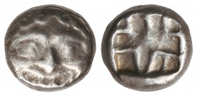 Hemidracma. 480 a.C. PARION. MISIA. Anv.: Cabeza de Gorgona rodeada de serpientes. Rev.: Cuadrado incuso. 3,25 grs. AR. Cy-2477; Se-3917. MBC.