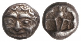 Dracma. 500-475 a.C. MISIA. PARION. Anv.: Gorgona de frente. Rev.: Cuadro incuso en forma de cruz. 3,18 grs. AR. SNG.Coop-256. MBC.