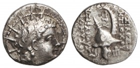 Dracma. 145-142 a.C. ANTÍOCO VI. REYES SELÉUCIDAS. Anv.: Cabeza radiada a derecha. Rev.: Casco macedonio adornado con cuerno de cabra montes, encima T...