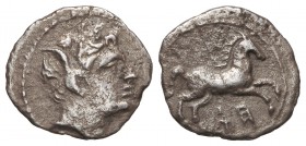 Quinario. 106-60 a.C. HIEMPSAL II. NUMIDIA. Anv.: Cabeza coronada de espigas a derecha. Rev.: Leyenda púnica. Caballo galopando a derecha. 1,35 grs. A...