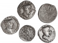 Lote 5 monedas Dracma. Siglo I d.C. KSHAHARATAS. NAHAPANA. INDO-ESCITAS DEL PAQUISTÁN. Anv.: Cabeza masculina a derecha, alrededor leyenda. Rev.: Dos ...