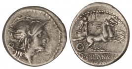 Denario. 91 a.C. JUNIA-15. D. Junius L. f. Anv.: Cabeza de Roma a derecha, detrás ¿P?. Rev.: Victoria en biga a derecha, encima I. En exergo: D. SILAN...