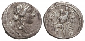 Denario. Acuñada el 47-46 a.C. JULIO CÉSAR. Anv.: Cabeza diademada de Venus a derecha. Rev.: Aeneas llevando en brazos a su padre Anchises y sostenien...