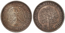 5 Reichsmark. 1927-A. REPÚBLICA DE WEIMAR. BERLÍN. 25,17 grs. AR. Tipo Roble. (Leve golpecito en canto). Pátina irregular. KM-56. EBC-.