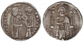 Grosso. 1312-1328. GIOVANNI SORANZA. VENECIA. Anv.: IO SVNTANTIO DVX S. M. VENETI. San Marcos entrega insignia al Doge. Rev.: IC XC. El Redentor senta...