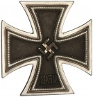 Cruz de Hierro de 1ª Clase, Modelo 1939. ALEMANIA. III REICH. Metal blanco. Reproducción de buena calidad. BB-69. MBC+.
