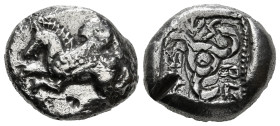 DYNASTS of LYCIA. Uncertain. Circa 460-440 BC. AR Stater
Pegasos flying left on round shield; monogram below
Rev. Triskeles in incuse circle. 8,91 g -...