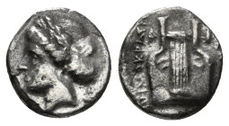 IONIA. Kolophon. Diobol (Circa 375-360 BC).
Obv: Laureate head of Apollo left.
Rev:Lyre. 0,87 g - 9,93 mm