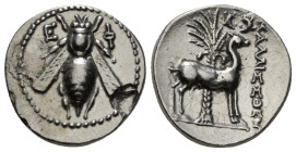 IONIA, Ephesos. Circa 202-150 BC. AR Drachm. Kallisthenes, magistrate. Bee, Ε - Φ / ΚΑΛΛΙΣΣΘΕΣH Stag standing right; palm tree in background. 4,06g - ...