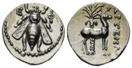 IONIA. Ephesos. Drachm (Circa 202-150 BC). Artemon, magistrate.
Obv: Ε - Φ.
Bee.
Rev: APTEM?N.
Stag standing right; palm tree behind. 4,13 g - 17,91 m...