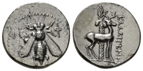 IONIA, Ephesos. Circa 202-150 BC. AR Drachm. Kallisthenes, magistrate. Bee, Ε - Φ / ΚΑΛΛΙΣΣΘΕΣH Stag standing right; palm tree in background. 4,07 g -...