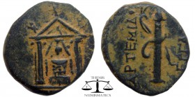 Pamphylia, AE18 Perge ca. 50-30 BC. Cult statue of Artemis within distyle temple / AΡTEMIΔ ΠEΡΓAIAΣ, Quiver with strap. SNG Paris 373-8. 18 mm., 4,2 g...
