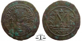 Justinian I AE Follis Kyzicos 541/2 AD. DN IVSTINI-ANVS PP AVG, helmeted and cuirassed bust facing, holding cross on globe and shield with horseman mo...