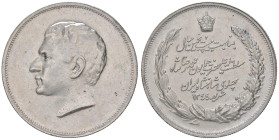 MEDAGLIE ESTERE - IRAN - Reza Pahlavi (1941-1979) - Medaglia 1344 (1965) - Per i 25 anni di regno AG Ø 37 Colpetto

 Colpetto

BB-SPL