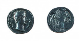 Augusto (27 a.C.-14 d.C.) 
Denaro databile al 15 a.C. - Zecca: Lugdunum - Diritto: testa dell’Imperatore a destra - Rovescio: l’Imperatore seduto a s...