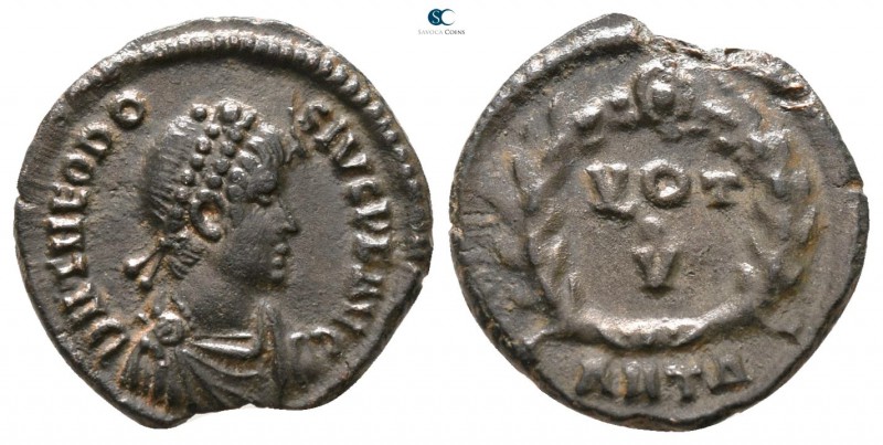 Theodosius I. AD 379-395. Antioch
Follis Æ

14 mm., 1.21 g.



nearly ver...