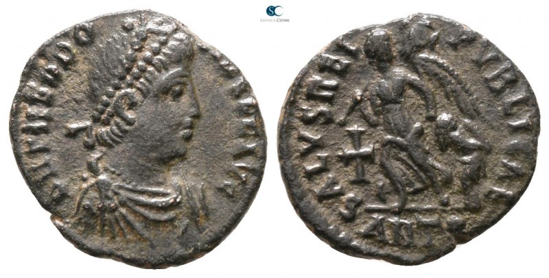 Theodosius I. AD 379-395. Constantinople
Follis Æ

13 mm., 1.14 g.



ver...
