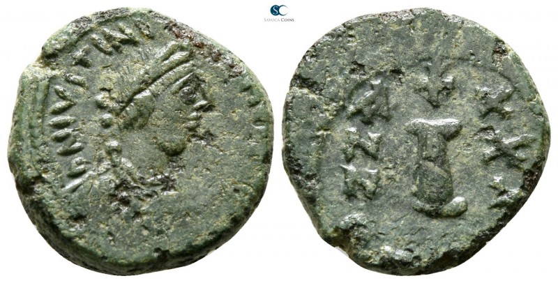 Justinian I. AD 527-565. Uncertain mint
Decanummium Æ

16 mm., 3.54 g.


...