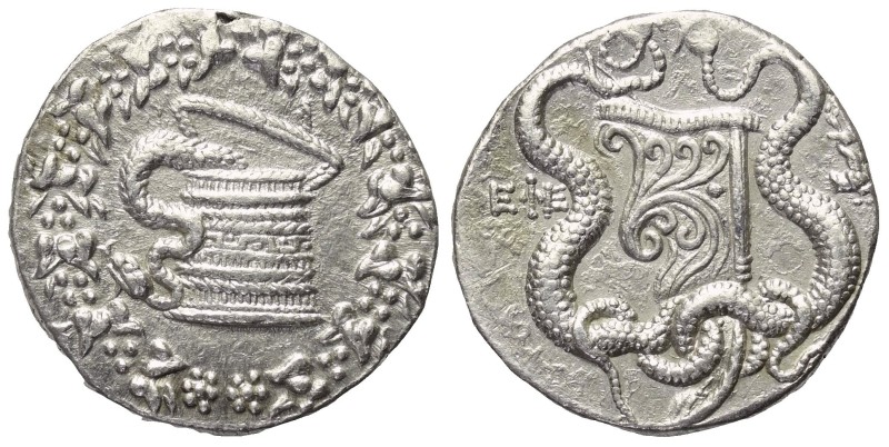 Ionien. Ephesos.

Cistophor (Silber). Ca. 160 -150 v. Chr.
Vs: Cista mystica ...