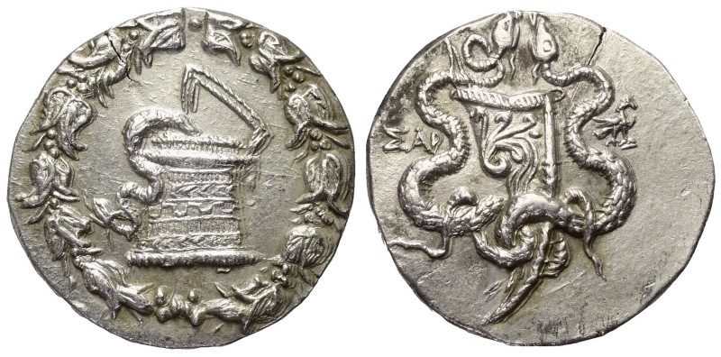 Lydien. Sardeis.

Cistophor (Silber). Ca. 167 - 166 v. Chr.
Vs: Cista mystica...