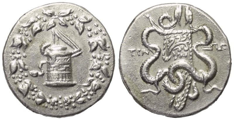 Lydien. Tralleis.

Cistophor (Silber). 166 - 160 v. Chr.
Vs: Cista mystica mi...