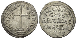 Leo IV. der Khazar (775 - 780 n. Chr.).

 Miliaresion (Silber). 775 - 780 n. Chr. Constantinopolis.
Vs: Kreuz auf dreistufiger Basis.
Rs: Legende ...