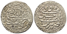 Iranische Schahs. Safawiden. Sultan Husayn (1105 - 1135 H. / 1694 - 1722).

 Abbasi (Silber). 1134 H. Tabriz.
Vs: Shi'itische Shahada.
Rs: Name, J...