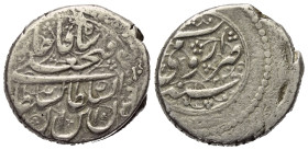 Iranische Schahs. Kadscharen. Fath 'Ali Shah (1212 - 1250 H. / 1797 - 1834).

 Riyal (Silber). 1228 H. Urumi (Urmiya).
Typ D.

Vs: Name und Titel...