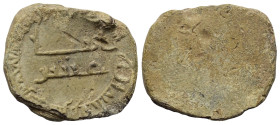 Siegel (Blei). Umayyadisch.

 Siegel (Blei).
Zweizeilige kufische Inschrift umgeben von runder Randlegende.

22 mm. 9,27 g. 
 Beige Patina, sehr...