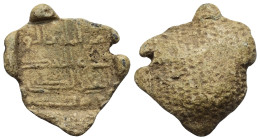 Siegel (Blei). Umayyadisch.

 Siegel (Blei).
Vierzeilige kufische Inschrift innerhalb quadratischer Vertiefung.

19 mm. 6,45 g. 
 Beige Patina, ...