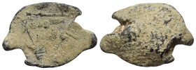 Siegel (Blei). Ilkhanidisch.

 Siegel (Blei).
Zweizeilige Inschrift innerhalb dreieckiger Randlegende.

Maximaler Durchmesser 14 mm. 6,18 g. 
 B...