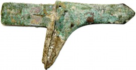 China
Chou-Dynastie 1122-255 v. Chr
Bronze-Axt, sogenanntes "Ge" (= Hellebarde) des Staates Yue um 475/220 v. Chr. 17 X 9 X 0,5 cm. Exemplar zeno.ru...