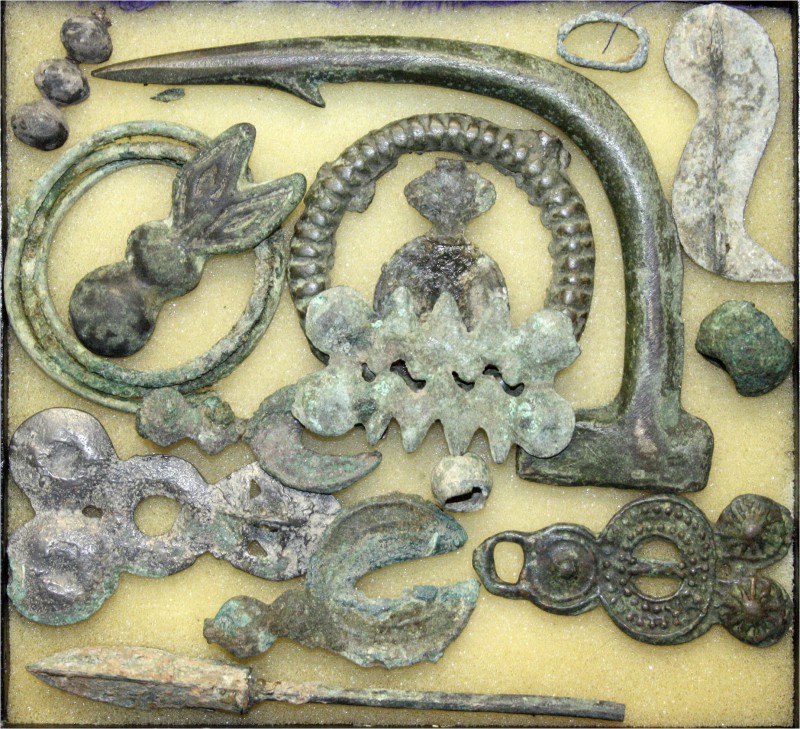 China
Chou-Dynastie 1122-255 v. Chr
Altes Etui mit 17 Bronze-Artefakten: Zikad...