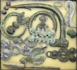 China
Chou-Dynastie 1122-255 v. Chr
Altes Etui mit 17 Bronze-Artefakten: Zikaden-Amulette, Pfeilspitzen, Fibeln, usw