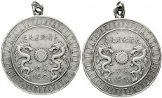 China
Qing-Dynastie. De Zong, 1875-1908
London Legation Medal, gestiftet 1896. 43 mm; 35,39 g.
sehr schön, Randfehler, Öse erneuert, sehr selten
V...