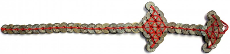 China
Varia
Münzschwert bestehend aus 107 Cashmünzen der Qing-Dynastie. Länge ...