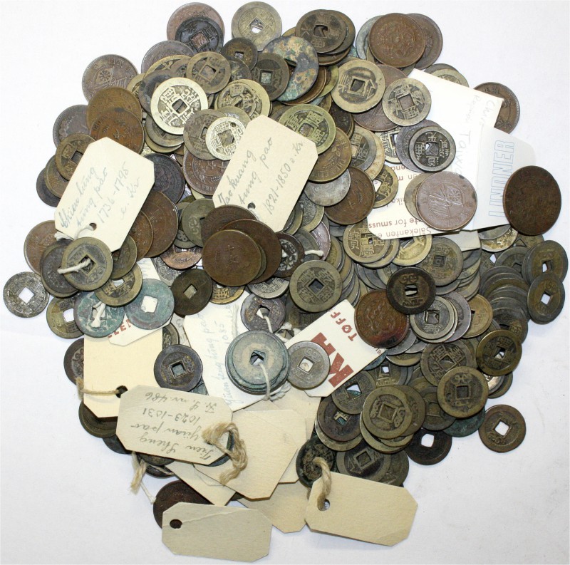 China
Lots bis 1949
Schachtel mit über 350 gegossenen und geprägten Cashmünzen...